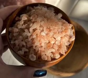 Roosad Himaalaja soolakristallid puidust kausis